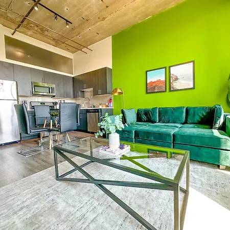 Central 2Br South Loop Location With Optional Parking & Gym Access Near Mccormick Place, Shedd Aquarium & Navy Pier