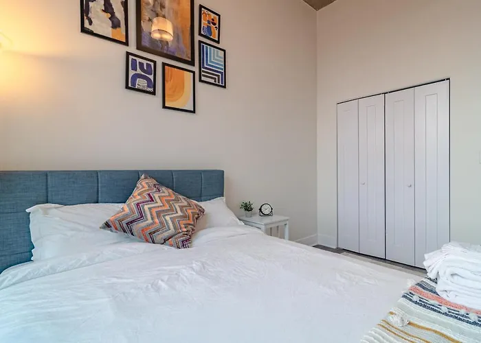 2br South Loop Location With Optional Parking & Gym Access Near Mccormick Place, Shedd Aquarium & Navy Pier *