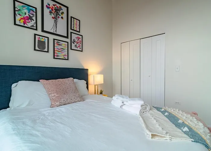 2br South Loop Location With Optional Parking & Gym Access Near Mccormick Place, Shedd Aquarium & Navy Pier *