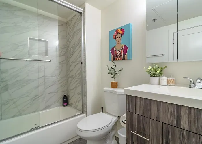 2br South Loop Location With Optional Parking & Gym Access Near Mccormick Place, Shedd Aquarium & Navy Pier
