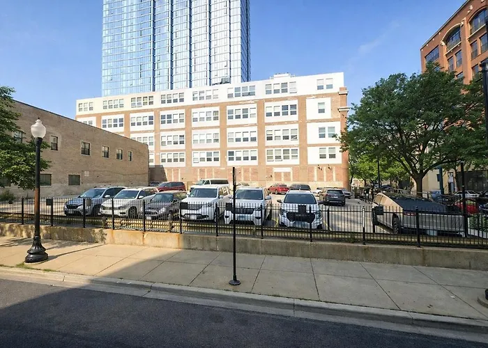 2br South Loop Location With Optional Parking & Gym Access Near Mccormick Place, Shedd Aquarium & Navy Pier *